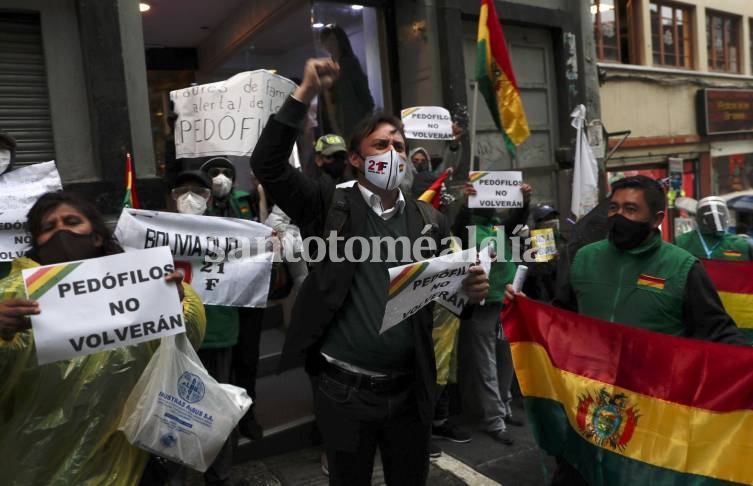 Opositores del expresidente boliviano Evo Morales protestan afuera del edificio del Tribunal Constitucional en La Paz, Bolivia.