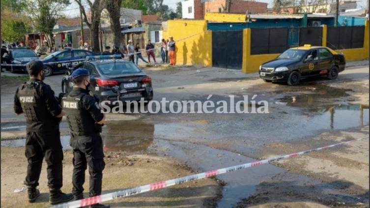 El Fiat Siena tenía impactos de bala y manchas de sangre. (Foto: Rosario 3)