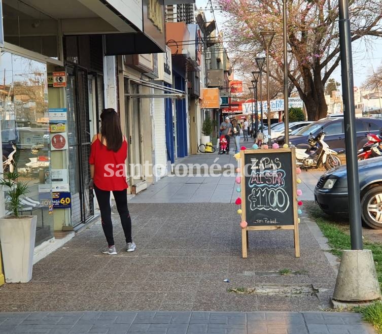 La mayoría de los comercios abrieron sus puertas este sábado