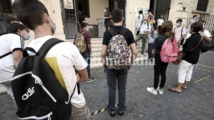 Con precauciones por el coronavirus, Italia reabrió las escuelas en casi todo el país
