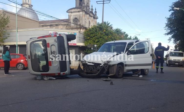El accidente ocurrió en la esquina de la parroquia Inmaculada. (Foto: gentileza UNO Santa Fe)