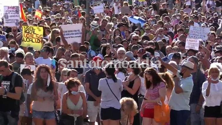 Miles de madrileños protestaron horas antes de las nuevas restricciones por el coronavirus
