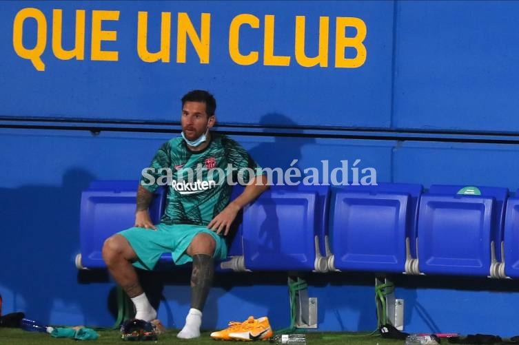 Messi en el banco, durante un partido amistoso contra el Girona. (Foto: AP)