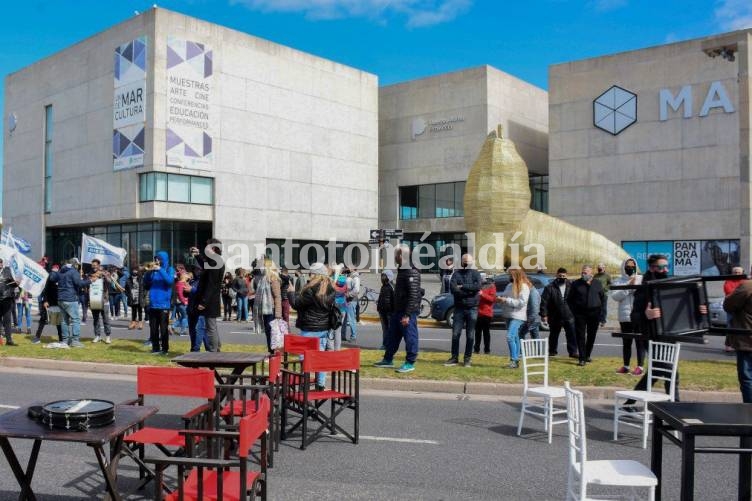 Explotan los casos en Mar del Plata pero aprueban apertura gastronómica