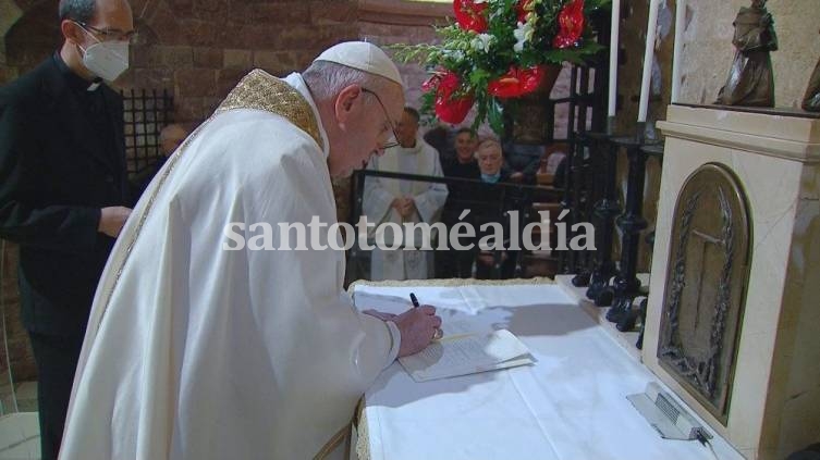 Sobre la tumba de San Francisco el Papa firma 