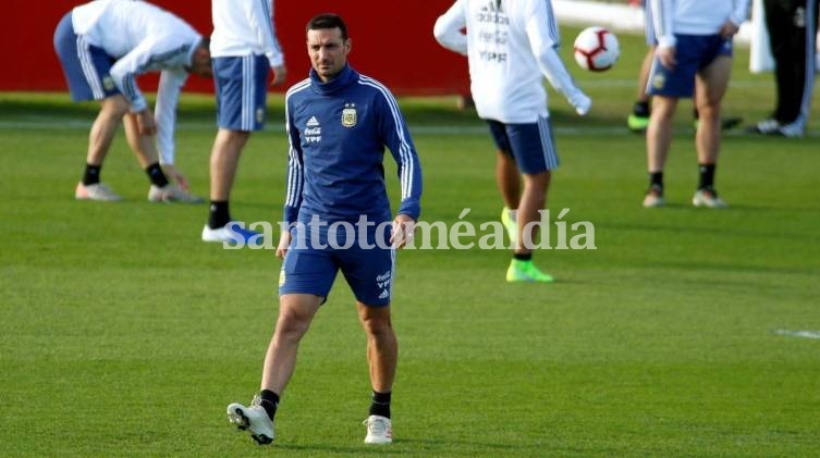 Lionel Scaloni tendrá poco tiempo para trabajar con los jugadores argentinos. (Foto: AFP)