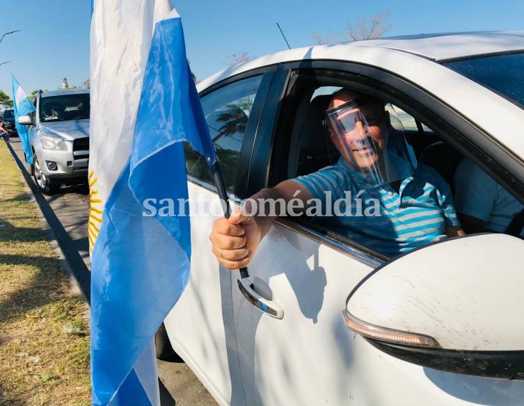 El dirigente radical de Juntos por el Cambio, José Corral, en el comienzo de la caravana en el Faro de la Costanera santafesina. (Foto: Gentileza))