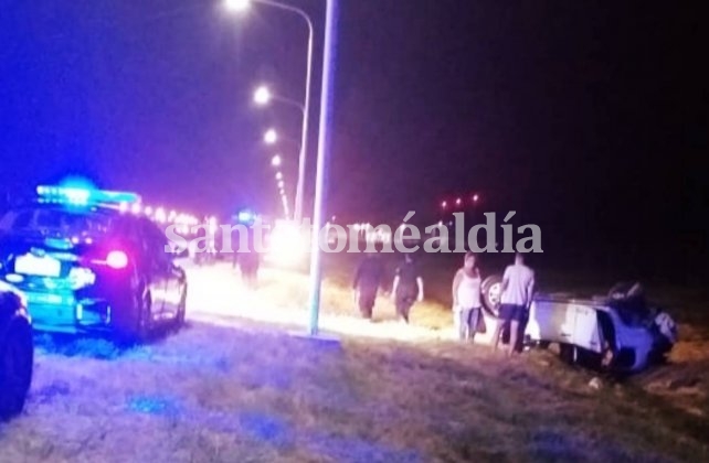 Sauce Viejo: un auto se accidentó y volcó en el acceso al aeropuerto