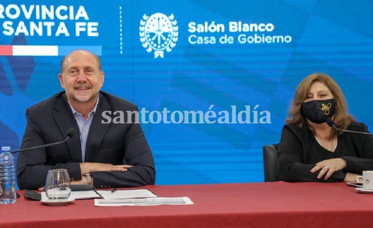 El gobernador Omar Perotti, junto a la ministra de Educación de Santa Fe, Adriana Cantero.