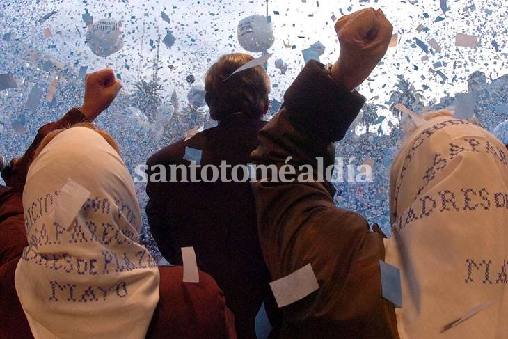 Néstor Kirchner, en un acto, acompañado por madres de plaza de mayo. 