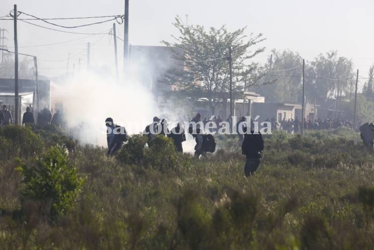 Duros enfrentamientos entre la policía y ocupantes de la toma en pleno desalojo. (Foto: La Nación)