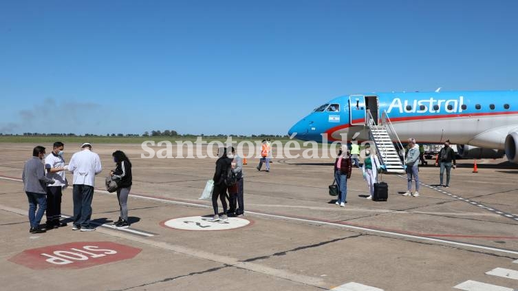 Luego de siete meses de inactividad por la pandemia, este sábado arribó el primer vuelo desde Ezeiza.