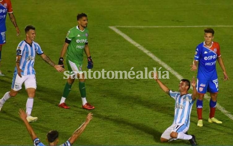 Alustiza festeja su gol, el último del partido. (Foto: La Gaceta)