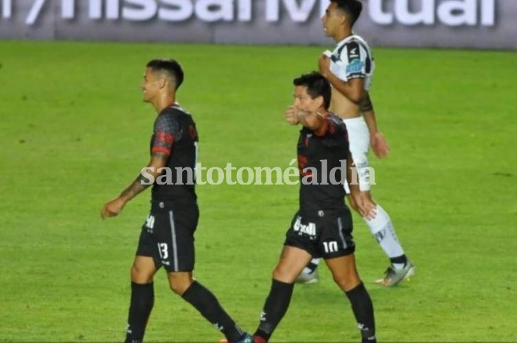 Rodríguez regresa luego de marcar un golazo, que aseguró el triunfo de Colón. (Foto: Olé)