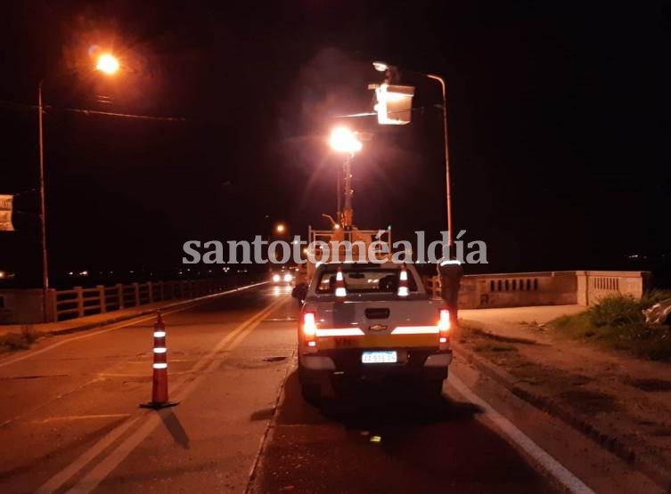 Continúan los trabajos en las luminarias del Puente Carretero