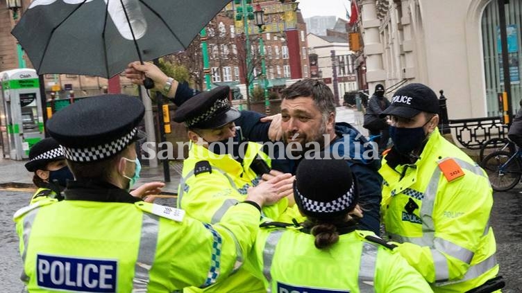 Reino Unido: decenas de detenidos en varias marchas contra las restricciones