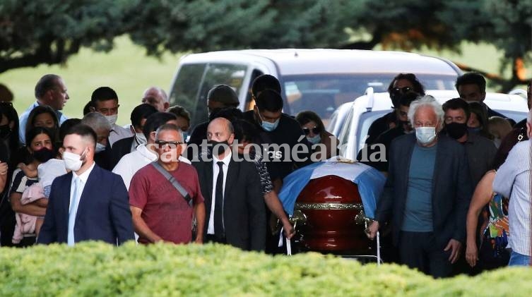 Maradona ya descansa en paz: familiares y amigos le dieron el último adiós en el cementerio de Bella Vista