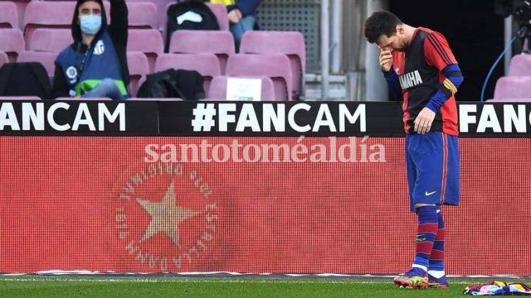 Messi y su sentido homenaje. (Foto: TyC)