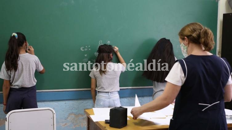 El gobierno provincial inició acciones tendientes a la vuelta de las clases presenciales en las escuelas santafesinas.