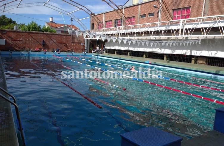 Los natatorios podrán estar abiertos hasta las 22 horas. (Foto: Club Unión Santo Tomé)