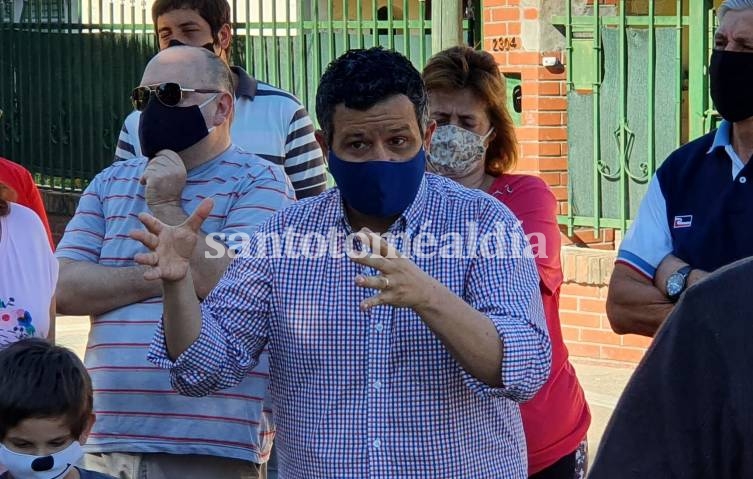 Martín Giménez, junto a los vecinos de la Comisaría 12, esta semana. (Foto: Santotomealdia)