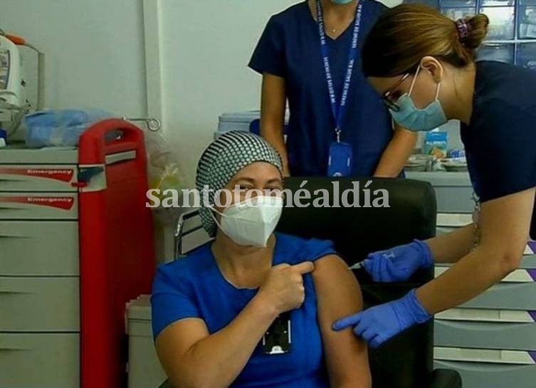 Una enfermera recibió la primera vacuna de Pfizer contra el coronavirus en Chile. (Foto: NA)