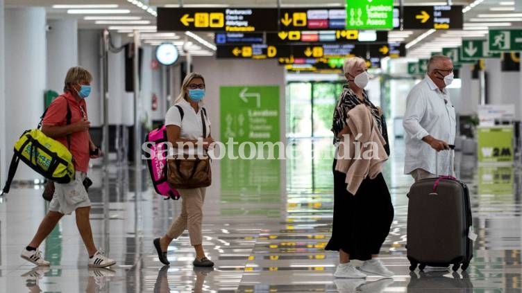 Los cuatro ciudadanos llegaron desde el Reino Unido a través del aeropuerto de Madrid-Barajas. (Foto: Télam)