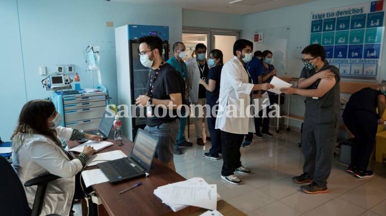 Trabajadores sanitarios reciben la vacuna contra el coronavirus en el Hospital de Urgencia Asistencia Pública en Santiago  (Foto: EFE)