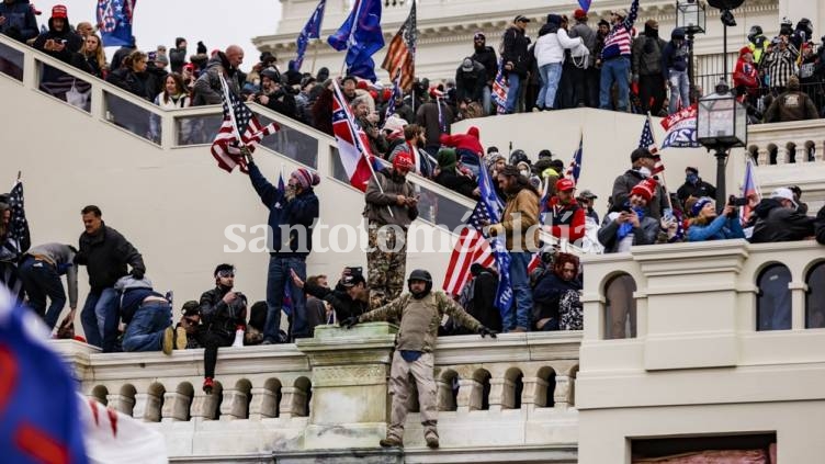 Manifestantes armados ingresaron al Capitolio de EE.UU.