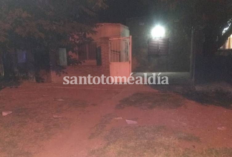 La casa donde estaban las personas atacadas a disparos, en Tucumán 2852, minutos después del hecho.  