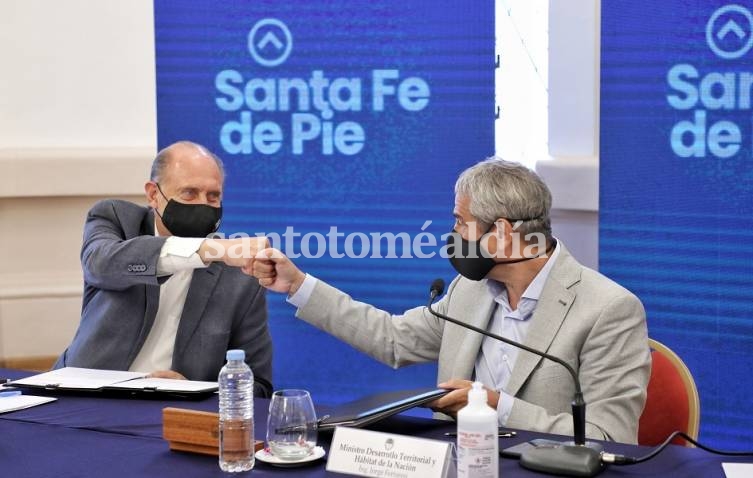 Omar Perotti y el ministro Jorge Ferraresi suscribieron convenios.