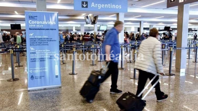 El gobierno nacional recordó sugerencias y requisitos vigentes para quienes viajan al exterior