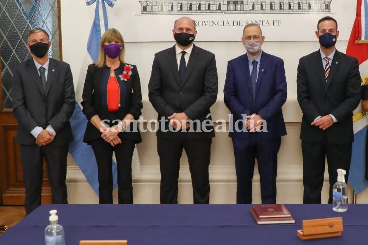 Perotti tomó juramento a los nuevos ministros y destacó “el compromiso que han decidido asumir”. (Foto: Gobierno)