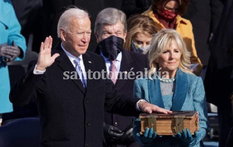 El momento de la jura de Biden, nuevo presidente de Estados Unidos. (Foto: ambito.com)