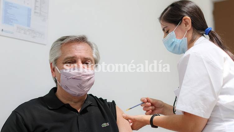 Fernández fue vacunado en el Hospital Posadas de Morón. (Foto: Télam)
