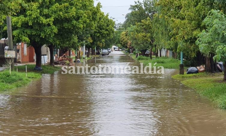 La lluvia genera complicaciones en distintos barrios de la ciudad