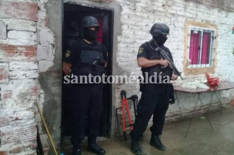 Allanamientos en barrio El Chaparral: un detenido y tres armas secuestradas