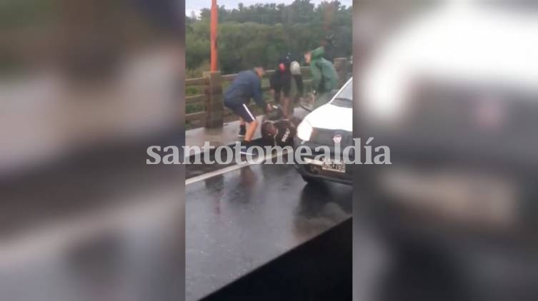 Golpearon a un joven en el puente Carretero, acusado de ser ladrón