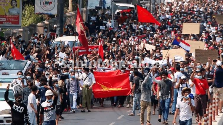 Myanmar: La junta militar impone la ley marcial para calmar las protestas y la huelga general