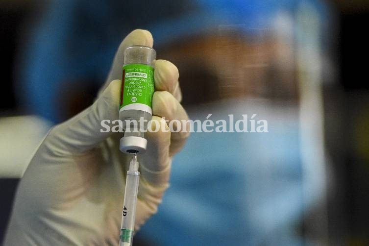 La vacuna es producida por el Serum Institute de India. (Foto: Télam)