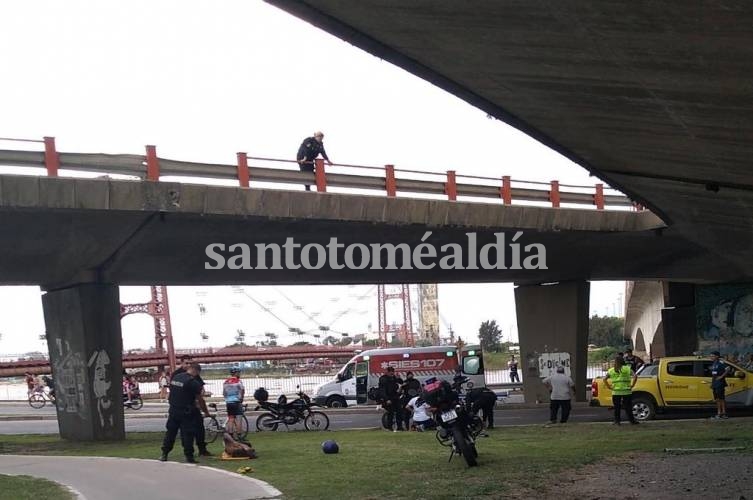 Santa Fe: Dos jóvenes que circulaban en moto cayeron desde el puente Oroño