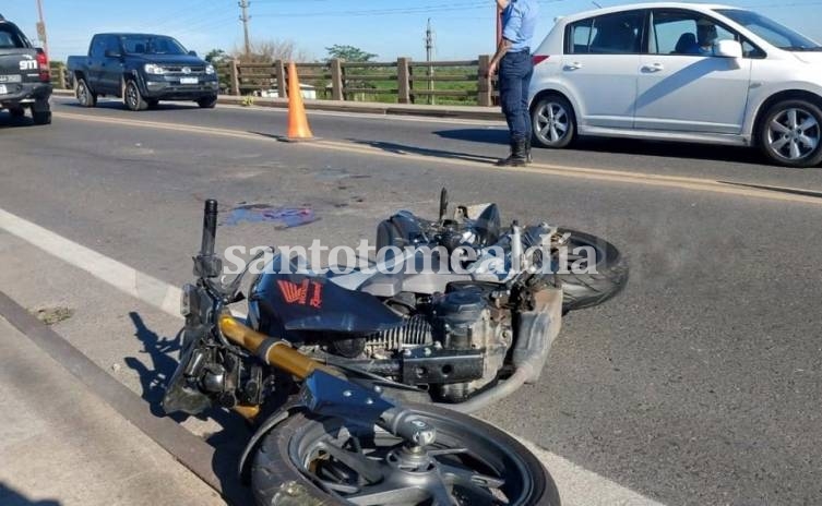 Un motociclista derrapó y se accidentó en el puente Carretero