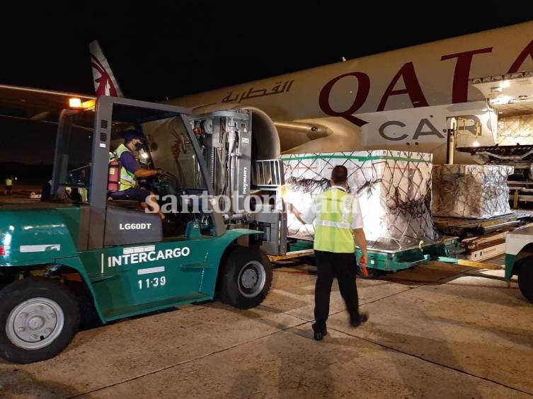El vuelo QR 8155 procedente de Doha aterrizó en Ezeiza cerca de las 3 de la madrugada.