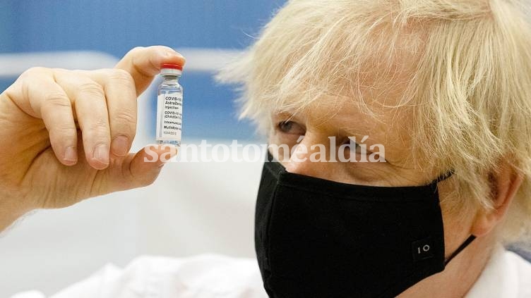 Reino Unido: Boris Johnson promete vacunar a todos los adultos antes de agosto
