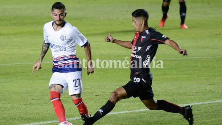Con los tantos de Alexis Castro y Tomás Sandoval, el Sabalero se impuso ante San Lorenzo 2 a 0.