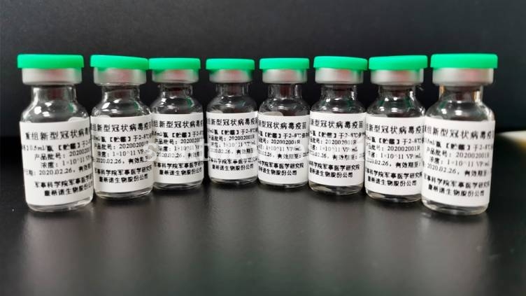 El ente regulador de medicamentos de China anunció que aprobó otras dos vacunas contra el nuevo coronavirus.