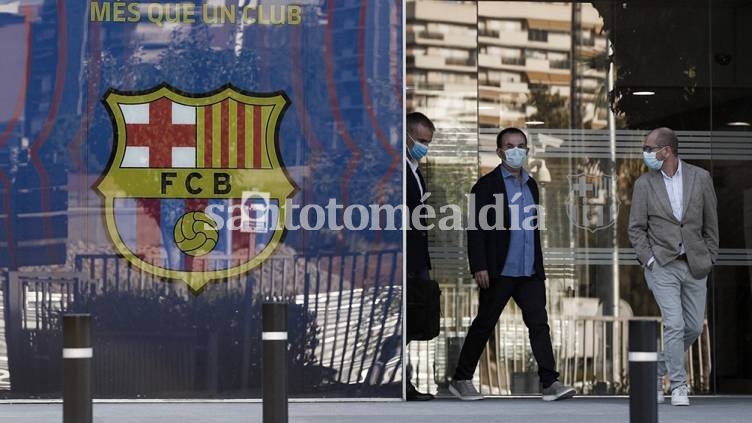 Los agentes del Área Central de Delitos Económicos de la policía catalana comenzaron el procedimiento a primera hora de este lunes.