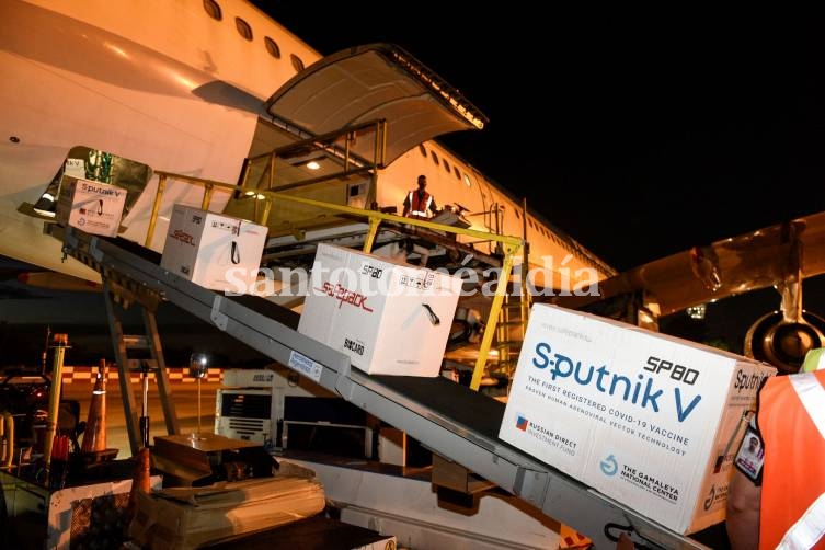 Llegó otro vuelo con 732.500 vacunas Sputnik V y la Argentina ya tiene más de cuatro millones de dosis