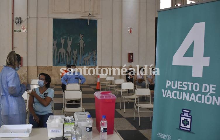 La provincia comienza a vacunar a los docentes este jueves