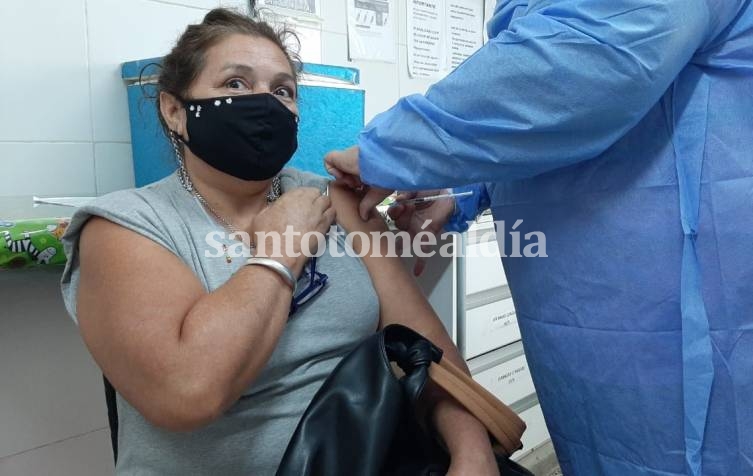 Avanza el operativo de vacunación a docentes en Santo Tomé en el hospital SAMCo. (Foto: Santotoméaldía)